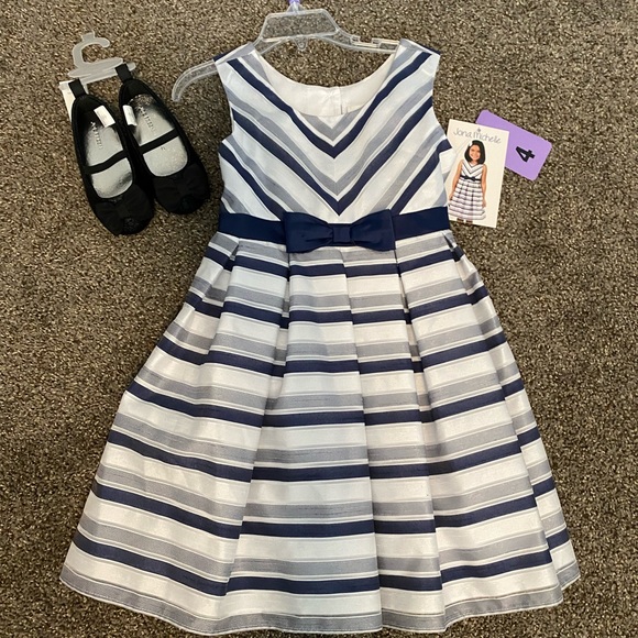 Dress with black flats - Picture 2 of 2